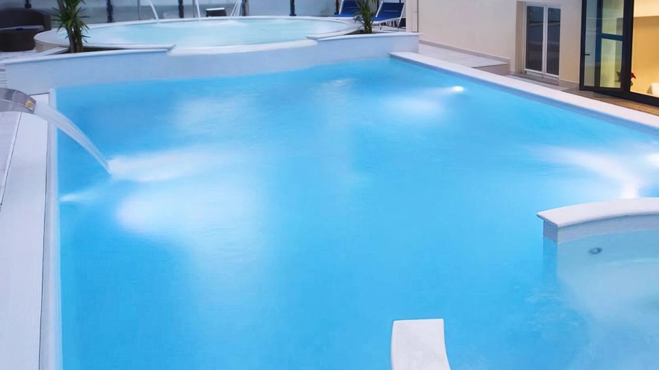 Heated outdoor pool with hydromassage