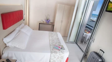 Elegantes Zimmer mit Balkon und Blick auf das Meer