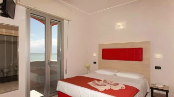 Elegantes Zimmer mit Balkon und Blick auf das Meer
