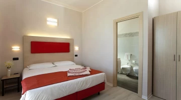 Elegantes Zimmer mit Balkon und Blick auf das Meer