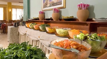 Großes Buffet mit Vorspeisen und Gemüse
