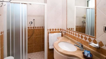 Die Badezimmer sind alle renoviert und mit Duschkabinen ausgestattet