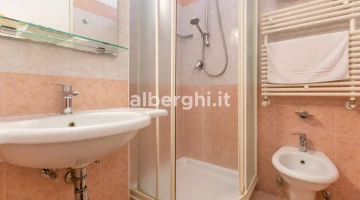 The bathroom of the sea-facing rooms