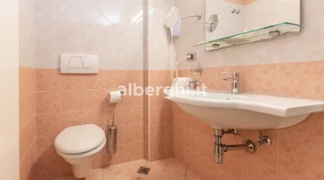 The bathroom of the sea-facing rooms