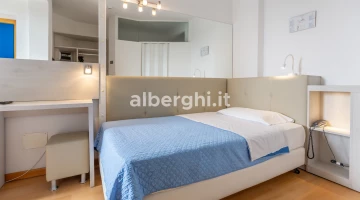 Single room with French bed