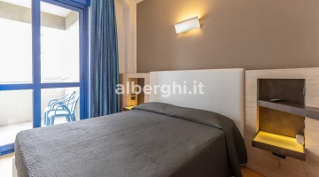 Room with side sea view (14m2)