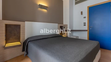 Room with side sea view (14m2)