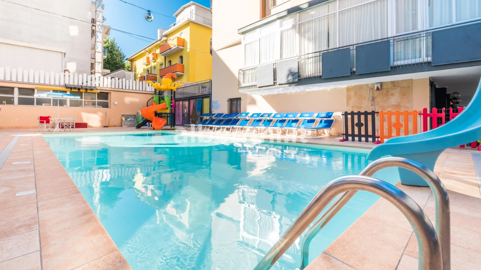 Notre piscine, grande, chauffée et avec toboggan