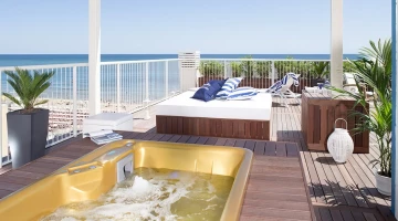 Terrasse solarium avec baignoire d&#39;hydromassage
