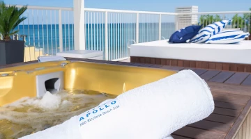 Terrasse solarium avec baignoire d&#39;hydromassage