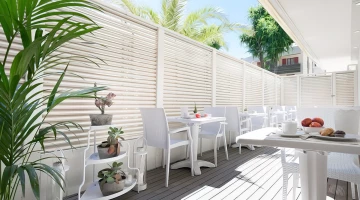Terrasse extérieure pour le petit-déjeuner
