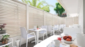 Terrasse extérieure pour le petit-déjeuner