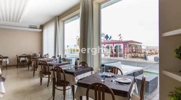 Salle à manger avec vue sur la mer