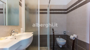 Salles de bains rénovées avec cabine de douche et sèche-cheveux