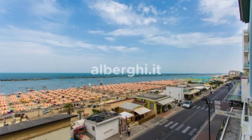 Hôtel 3 étoiles face à la mer à Bellaria Igea Marina