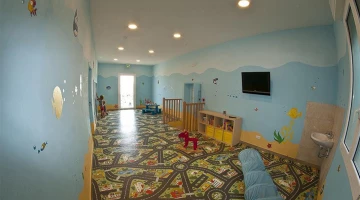 Grande salle de loisirs pour enfants dans l&#39;hôtel