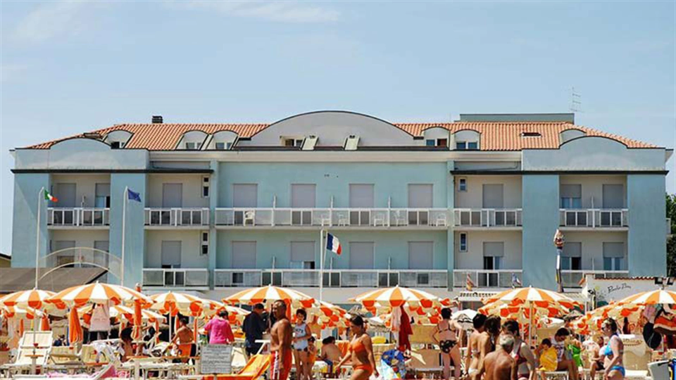 Notre hôtel en bord de mer : vue depuis la plage
