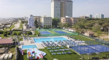 6000 m2 großer Garten mit zwei Swimmingpools, Wasserrutschen