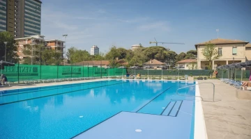 25 Meter langes Schwimmbad