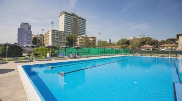 25 Meter langes Schwimmbad