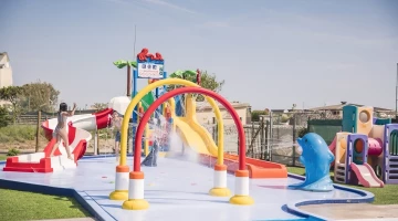 Kinderspielplatz mit Rutschen und Planschbecken