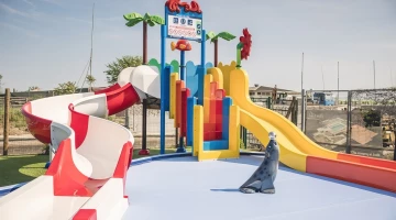 Kinderspielplatz mit Rutschen und Planschbecken