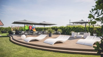 Solarium mit Sonnenliegen und Sonnenschirmen