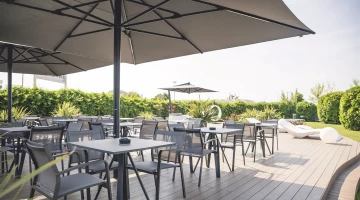 Möglichkeit zum Mittagessen am Pool