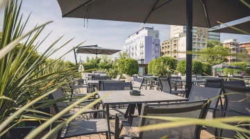 Möglichkeit zum Mittagessen am Pool