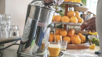 Morgens frisches Obst und Säfte