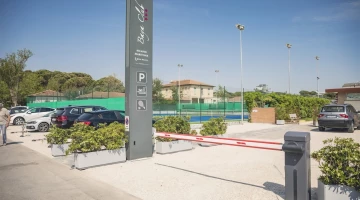 Hotel mit ausreichend Parkplätzen, sogar überdacht