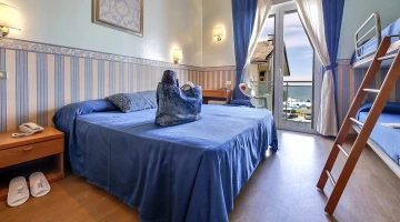 Doppelzimmer mit Etagenbett zur Meerseite