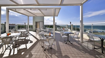 Terrasse im 4. Stock mit Meerblick
