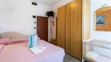 Camera corallo con terzo letto e lettino da campeggio