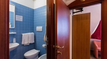 Bagno delle camere comunicanti in mansarda