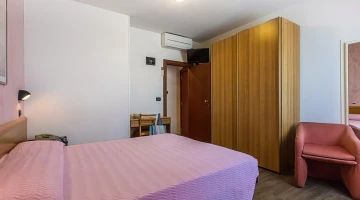 Camera comunicante in mansarda matrimoniale con terzo letto