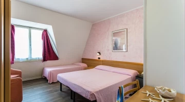 Camera comunicante in mansarda matrimoniale con terzo letto
