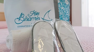 Le ciabattine in dotazione alla camera perla