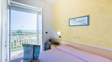 Camera perla con balcone fronte mare (particolare)