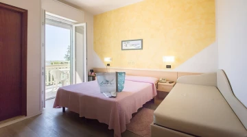 Camera perla con balcone fronte mare (particolare)