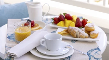 Petit déjeuner sur le balcon de nos chambres rénovées