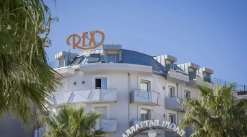 Grand parking attenant à l&#39;hôtel