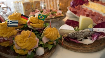 Colazione: ricco buffet dolce e salato con angolo biologico