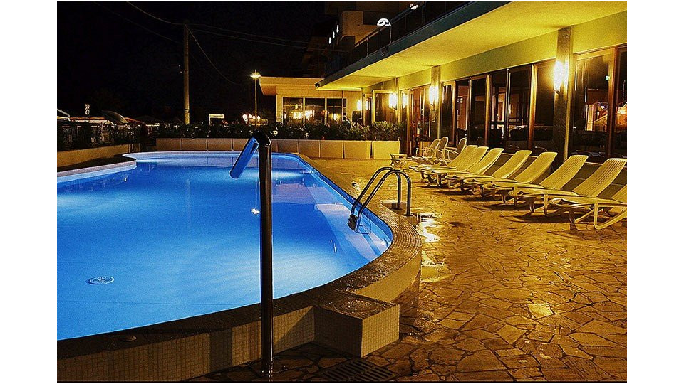 piscine la nuit