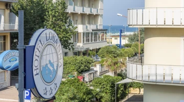 Bereich vor dem Hotel