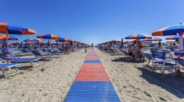 Der konventionelle Strand. am Berg. 90