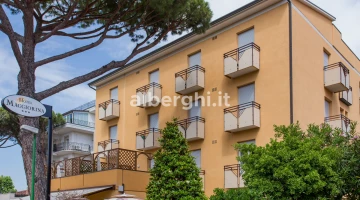 Seitliche Hotelfront