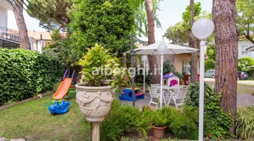Garten mit Spielen