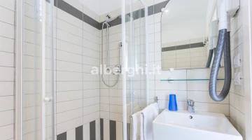 Salle de bain avec cabine de douche