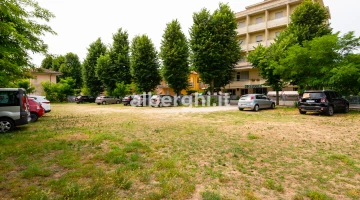 Un grand parking